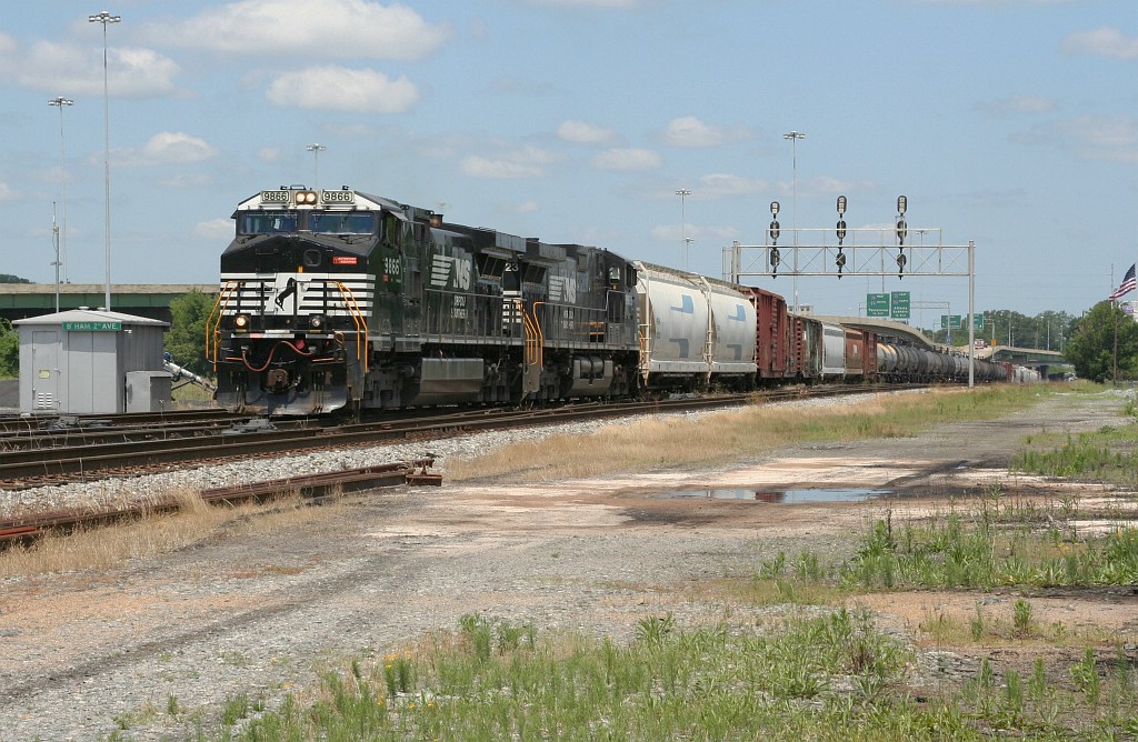 NS 9866 with the SB freight